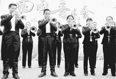 国交和北斗村农民管乐队在重庆南岸区迎龙镇合演田园音乐会。