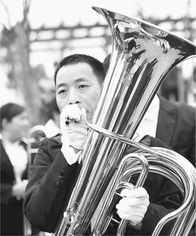 北斗村农民管乐队演奏西洋乐器。