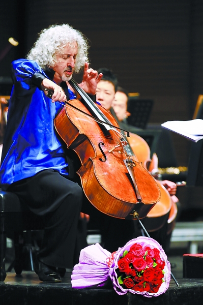 舞台上的麦斯基韩军摄