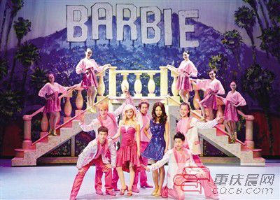 看音乐剧《闪亮芭比》，母女同扮芭比走红毯