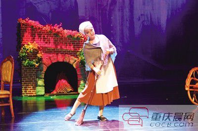 看音乐剧《闪亮芭比》，母女同扮芭比走红毯