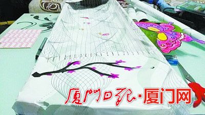 “奶爸”废物利用&nbsp;纸盒“变身”古筝