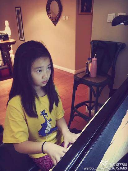 走高端国际路线的黄多多 用英文手写感谢信给钢琴老师