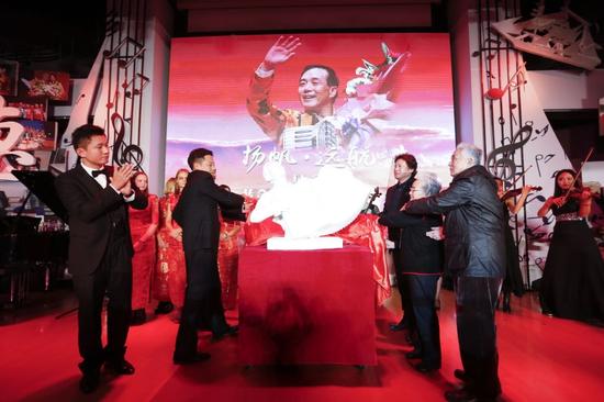 杨帆父母参加杨帆雕塑揭幕