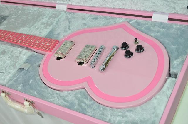 《摇滚都市》天价草莓之心吉它被土豪订购