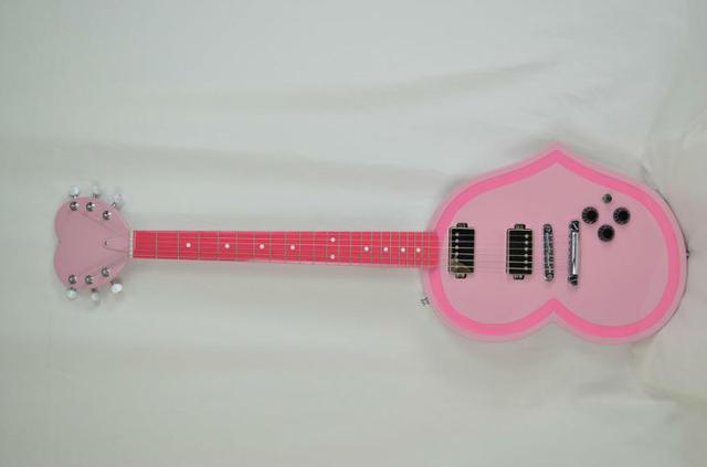 《摇滚都市》天价草莓之心吉它被土豪订购