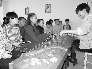 小读者们认真聆听孔老师弹奏