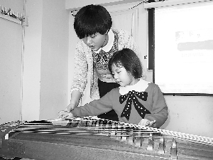 小读者初次用指尖触拨琴弦