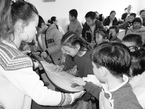 好奇的大家纷纷观察乐器-琵琶的奥妙