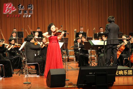 小提琴演奏《梁祝》。（姚泽子