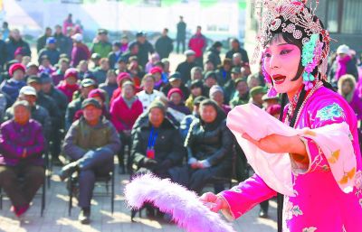 昨天，怀柔区怀北镇在长城脚下河防口村举办“河防口古关迎春大集”，四村八乡的村民喜气洋洋地看演出、品小吃、选购农副土特产，感受传统文化的魅力，迎接新春佳节。
