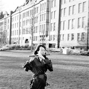 爱上民乐苦学成才 女生在英国高校创二胡社团