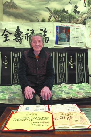 卢阿婆和她的结业证书。