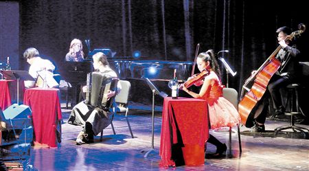 昨晚，一场清新的室内乐情境音乐会《漂泊》在天津大剧院小剧场上演。这一新锐五重奏组合的表演时而热情奔放，时而细腻入微，为观众带来美的享受。