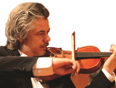 2月6日晚19:30，江苏省演艺集团2015新年演出季“伤感的圆舞曲”交响音乐会将在南京的江苏紫金大戏院上演。据省演艺集团透露，国际著名指挥家艾瑞克·莱德韩德勒将携著名小提琴家亚历山大·皮扬科夫斯基在当晚的音乐会中亮相。