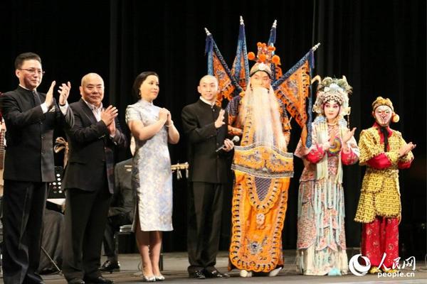 2015年新春文艺演出“文化中国·四海同春”3月6日晚在美国旧金山艺术宫剧院落幕。30多名京剧艺术家带来精彩演出。（人民网 韩莎莎摄）