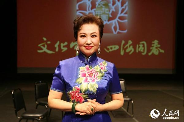 张派青衣名家王蓉蓉3月6日晚在美国旧金山艺术宫剧院为民众带来了《沙家浜》等著名选段。（人民网 韩莎莎摄）