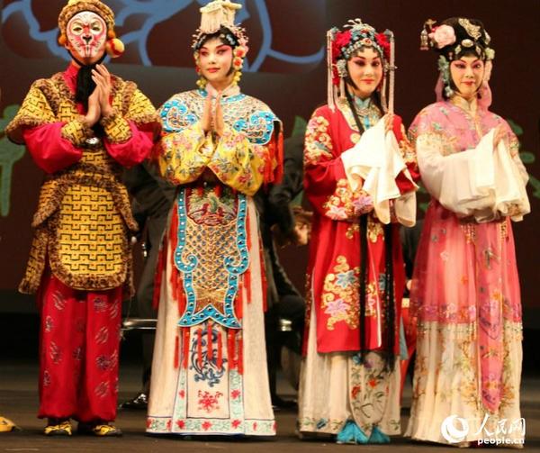 2015年新春文艺演出“文化中国·四海同春”3月6日晚在美国旧金山艺术宫剧院落幕。30多名京剧艺术家带来精彩演出。（人民网 韩莎莎摄）