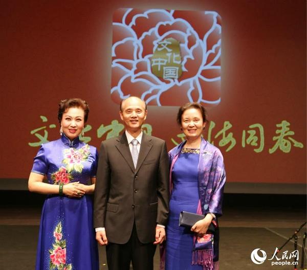 罗林泉夫妇（右一右二）对张派青衣名家王蓉蓉（左一）的演出表示感谢。（人民网 韩莎莎摄）