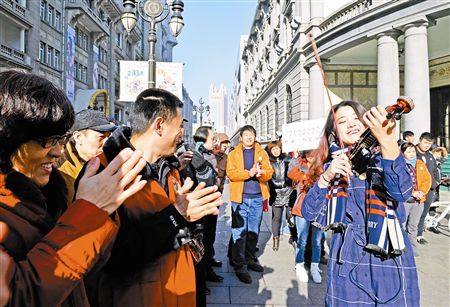 昨天，“关爱户外工作者爱心义演音乐会”在金街和南开环卫机扫中心举行，来自天津交响乐团的音乐家们为300多名环卫工演奏了《春节序曲》、《奉献》等节目。