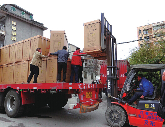 任正非捐赠的钢琴运到黔南。