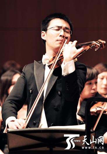 小提琴演奏家高参用被誉为“梦幻之琴”的阿玛蒂名琴演奏美妙乐章。资料图