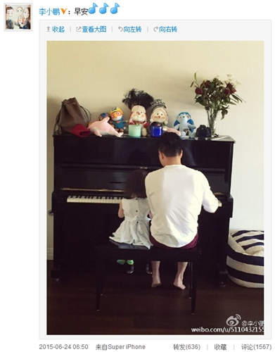 李小鹏陪女儿弹钢琴奥莉穿白裙被赞“才女”（图）