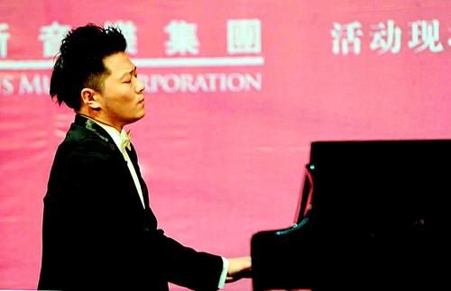 青年钢琴家薛汀哲来并演奏