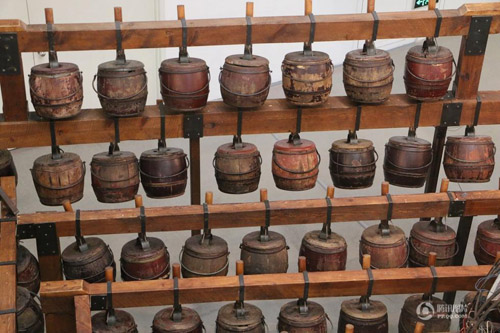 上海艺术家用101只中式旧马桶组成巨大乐器