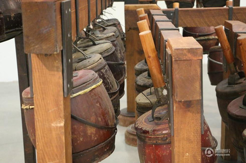 上海艺术家用101只中式旧马桶组成巨大乐器