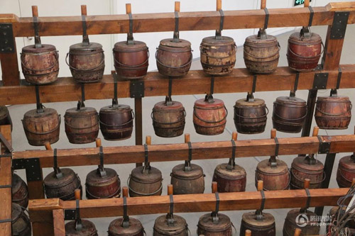 上海艺术家用101只中式旧马桶组成巨大乐器