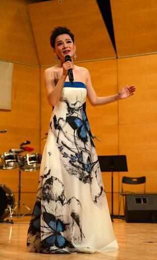 浦洁举办个人独唱音乐会 中西名曲结合无国界