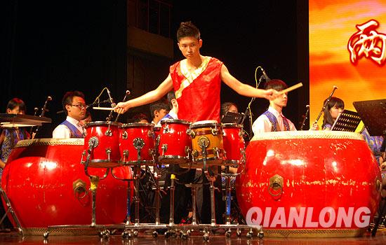 台湾青少年登台民族文化宫奏民乐