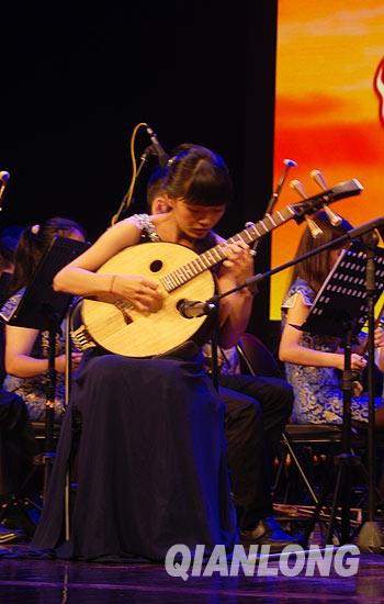 台湾青少年登台民族文化宫奏民乐