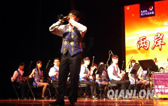 台湾青少年登台民族文化宫奏民乐