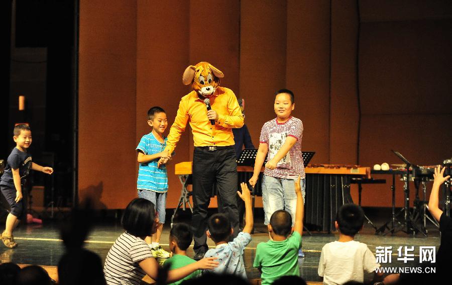 7月11日晚，在互动环节，小观众们与哈特打击乐团成员积极互动。