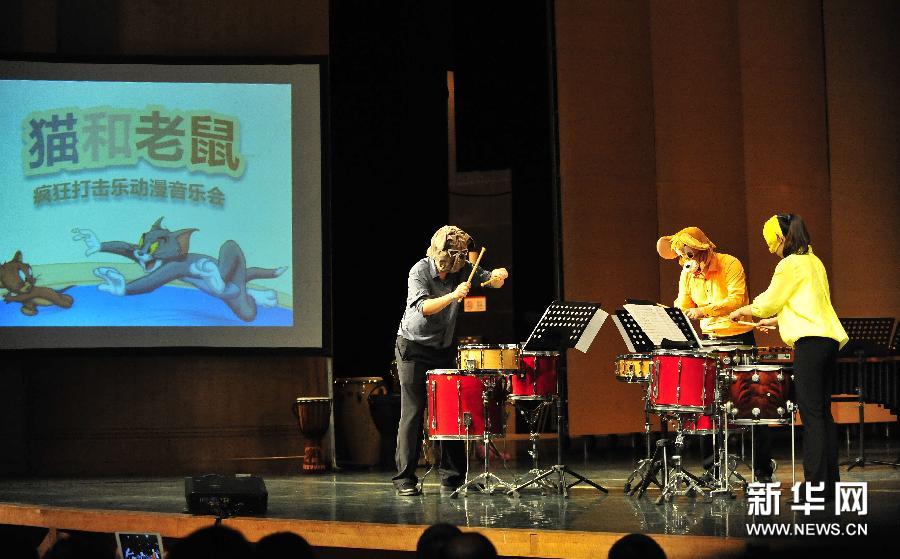 7月11日晚，在互动环节，小观众们与哈特打击乐团成员积极互动。