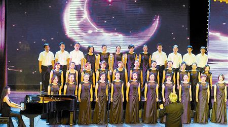 学校搭建舞台 家长上演歌唱音乐会(图)