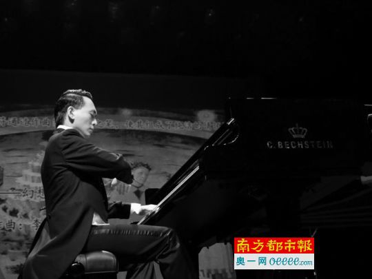 中国旅法著名职业青年钢琴演奏家吴牧野在演奏。