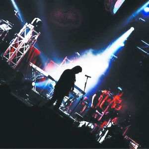 尽管也经历了世界性的唱片工业瓦解，但不能不说盗版盛行让国内歌手委实从来也没能从已有唱片业中获得更多的收入。各种走穴赶场、巡演等现场音乐演出早已是他们的习惯状态和最主要的经济来源。近日，道略现场音乐论坛在京举办，并发布《2014-2015中国现场音乐产业报告》。独立音乐人崛起、网络迫使音乐生态改变，让现场音乐演出呈现出更为多变的市场态势，吸引人走近的也许并不仅仅是音乐。