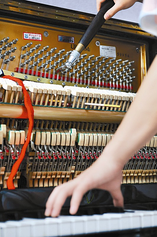 成都专业调律师紧缺：钢琴调律是个体力活儿