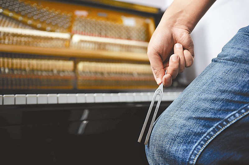 成都专业调律师紧缺：钢琴调律是个体力活儿