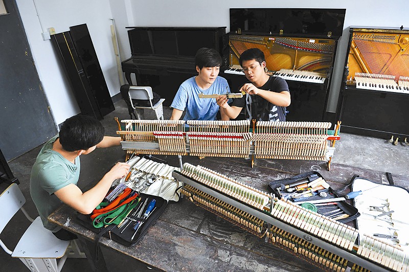 成都专业调律师紧缺：钢琴调律是个体力活儿