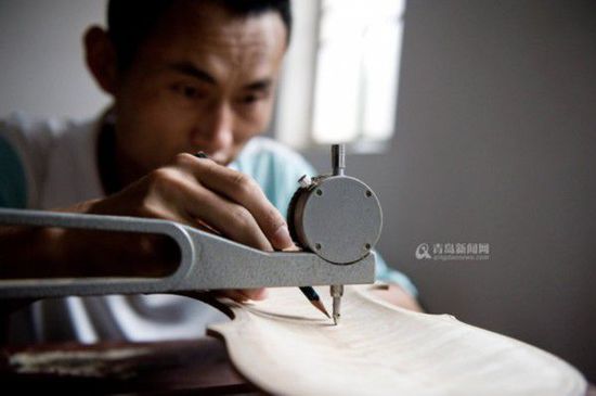 生物学硕士住简陋房卖小提琴(图)