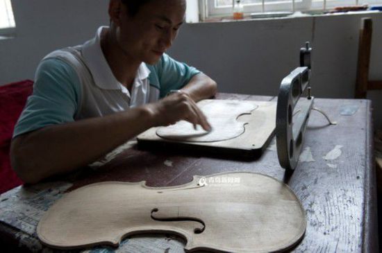 生物学硕士住简陋房卖小提琴(图)