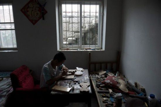 生物学硕士住简陋房卖小提琴(图)