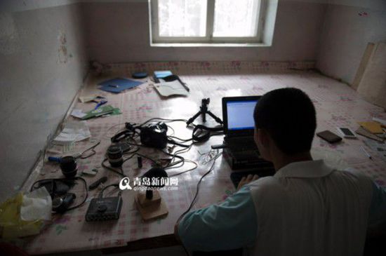 生物学硕士住简陋房卖小提琴(图)