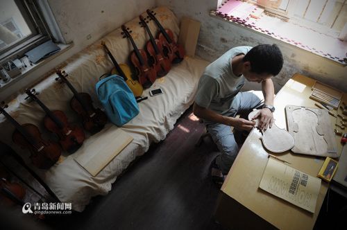 生物学硕士住简陋房卖小提琴(图)