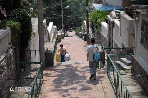生物学硕士住简陋房卖小提琴(图)