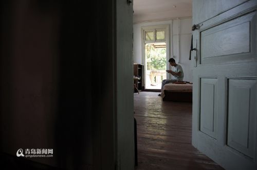 生物学硕士住简陋房卖小提琴(图)